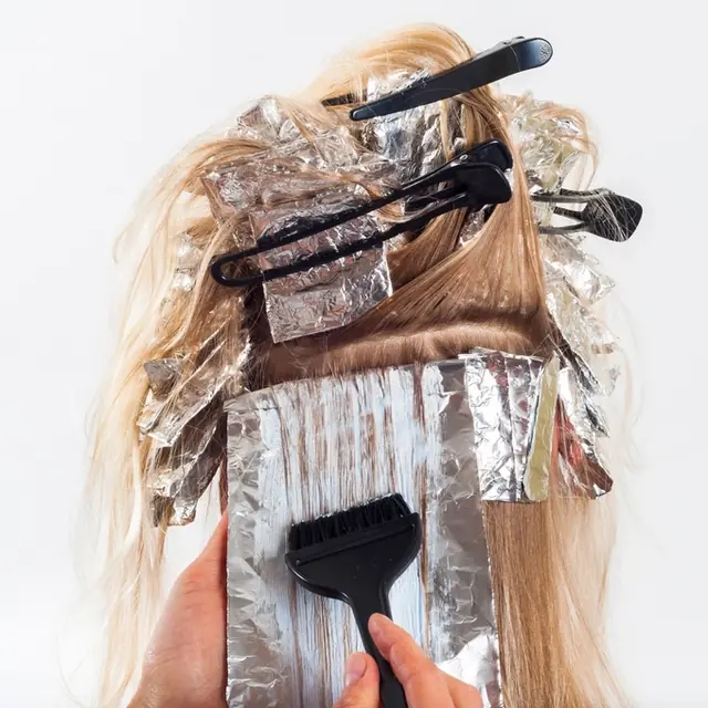 Mechas con papel de aluminio y pincel de tinte.