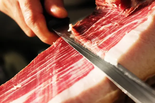 Jamón ibérico cortado a cuchillo.